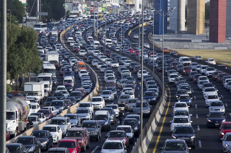 Esta mañana se registró un embotellamiento sobre Periférico, a la altura de las Torres de Satélite. Cada años se pierden hasta 107 horas de vida por habitante de la zona conurbada.