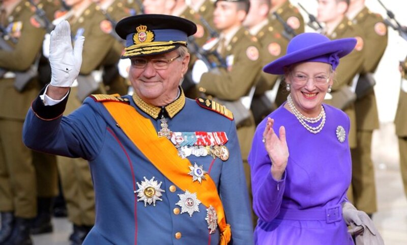 Los Reyes de España saludan a la multitud