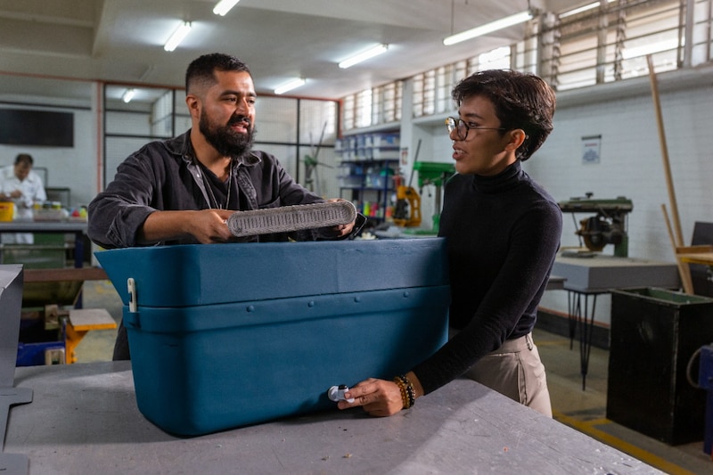 Dos personas trabajan en un proyecto juntas