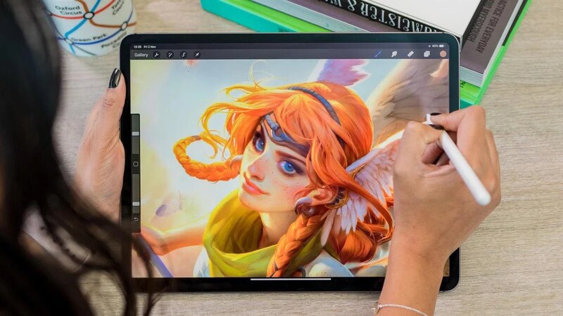 Una artista digital está dibujando en su iPad
