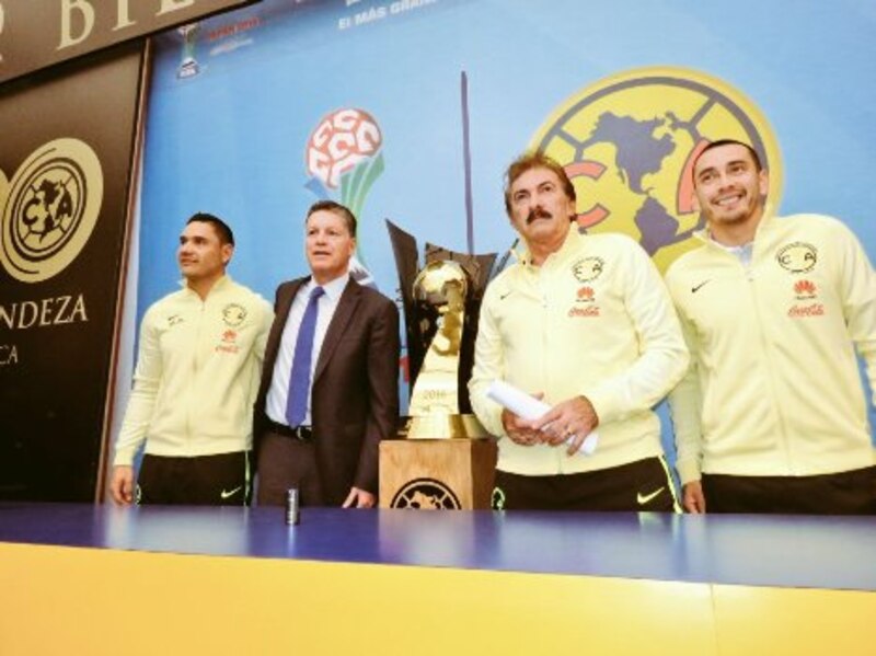 Jugadores y cuerpo técnico de los Pumas de la UNAM celebran el título del Clausura 2015