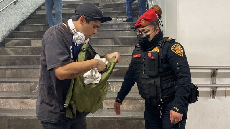 Revisión de rutina en el metro de la Ciudad de México