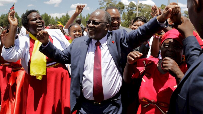 El presidente de Kenia, Uhuru Kenyatta, baila con mujeres durante una ceremonia cultural.