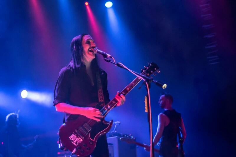 El vocalista de Interpol, Paul Banks, se presenta en vivo en un concierto.