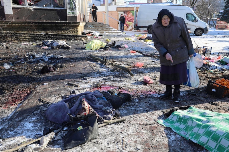 Mujer ucraniana llora la muerte de sus familiares en un ataque aéreo ruso