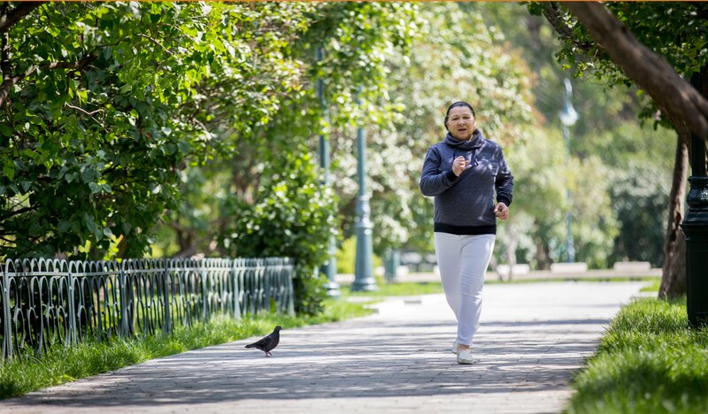 Mujer mayor corriendo en el parque