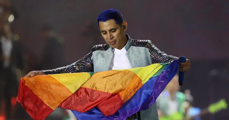 Ricky Martin ondeando la bandera LGBT en el concierto inaugural de los Juegos Olímpicos de Río 2016