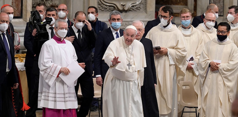 El Papa Francisco saluda a los fieles en la Plaza de San Pedro