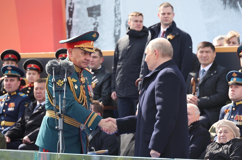 Putin y el ministro de Defensa ruso, Serguéi Shoigú, durante un desfile militar en Moscú