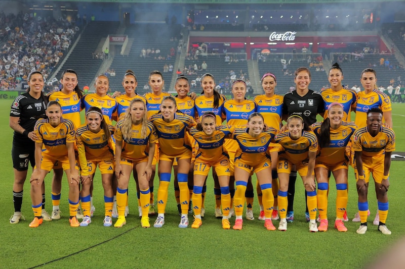 Jugadoras del Club América Femenil celebran el campeonato.