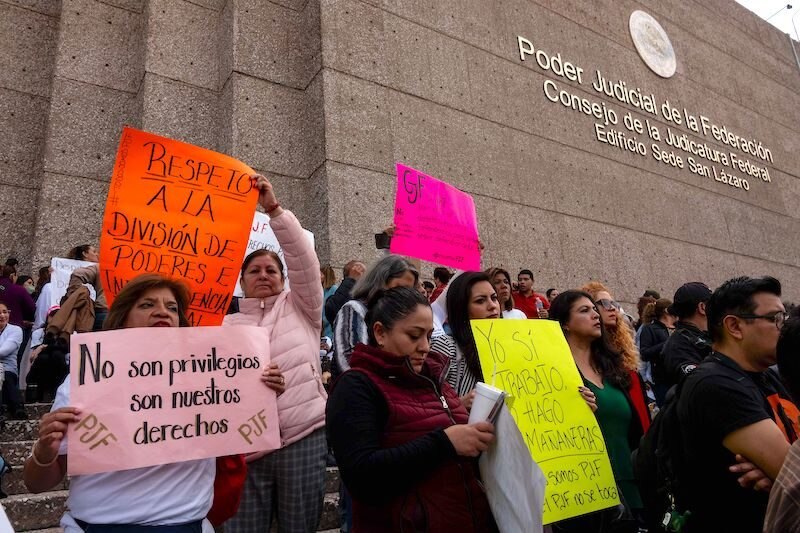 Title: Protesta de mujeres en México por la división de poderes