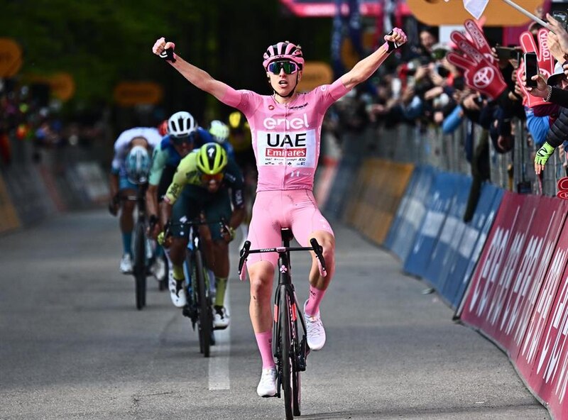 El ciclista Tadej Pogačar gana el Giro de Italia 2022