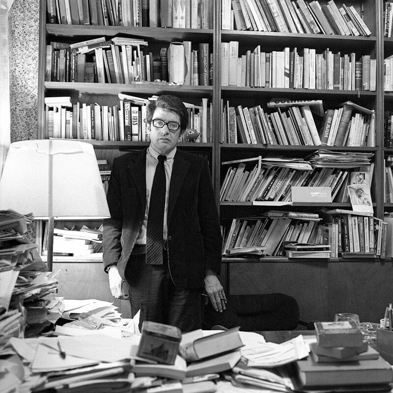 El escritor argentino Julio Cortázar en su biblioteca personal.