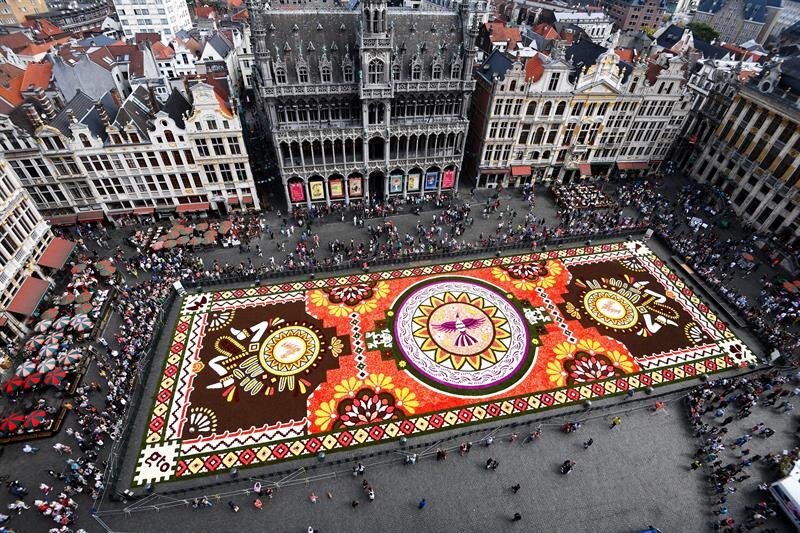Alfombra de flores en la Grand Place de Bruselas