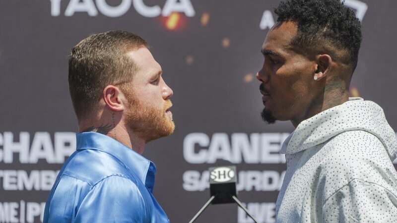 Canelo Álvarez y Caleb Plant se enfrentan en una intensa mirada durante la conferencia de prensa previa a su pelea.