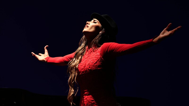 La cantante española Rosalía actúa en concierto.