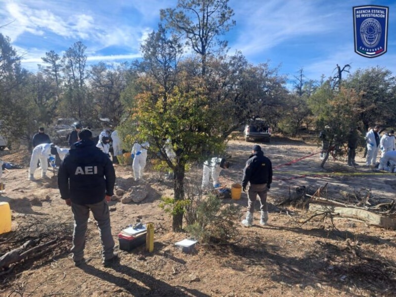 Miembros de la Guardia Nacional y el Ejército Mexicano brindan apoyo en labores de seguridad y vigilancia en el operativo de exhumación de cadáveres en Casas Grandes