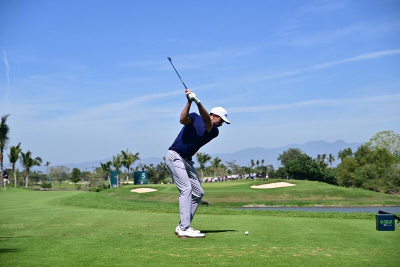 Golfista masculino en el tee