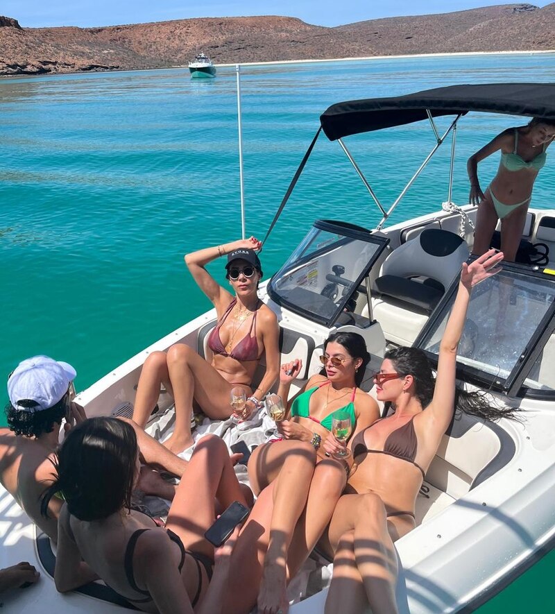 Un grupo de mujeres disfrutando de un paseo en yate de la empresa Yacht Pool Ride