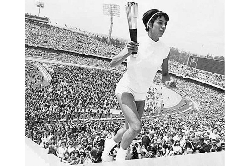 La atleta Wilma Rudolph enciende el pebetero olímpico en los Juegos Olímpicos de 1960 en Roma.