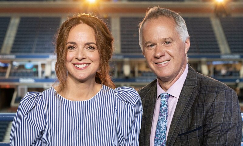 Los presentadores de televisión deportivos Mary Carillo y John McEnroe sonríen para una foto.