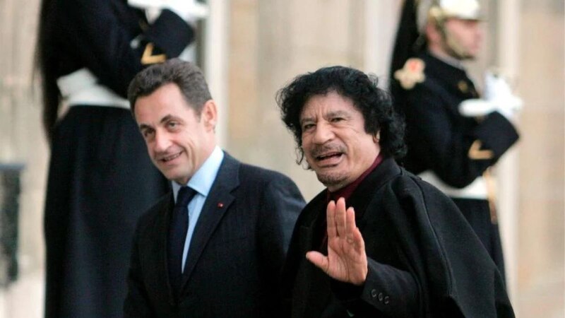 El presidente francés Nicolas Sarkozy se reúne con el líder libio Muammar Gaddafi en París.