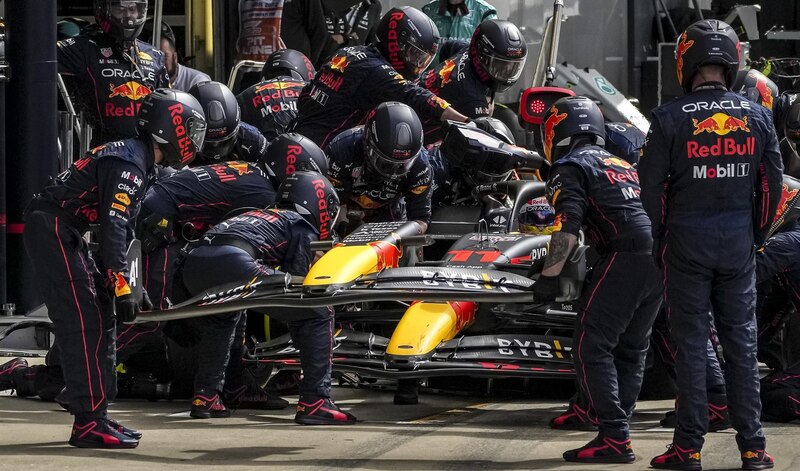 Red Bull Racing F1 Team realiza una parada en boxes durante una carrera.