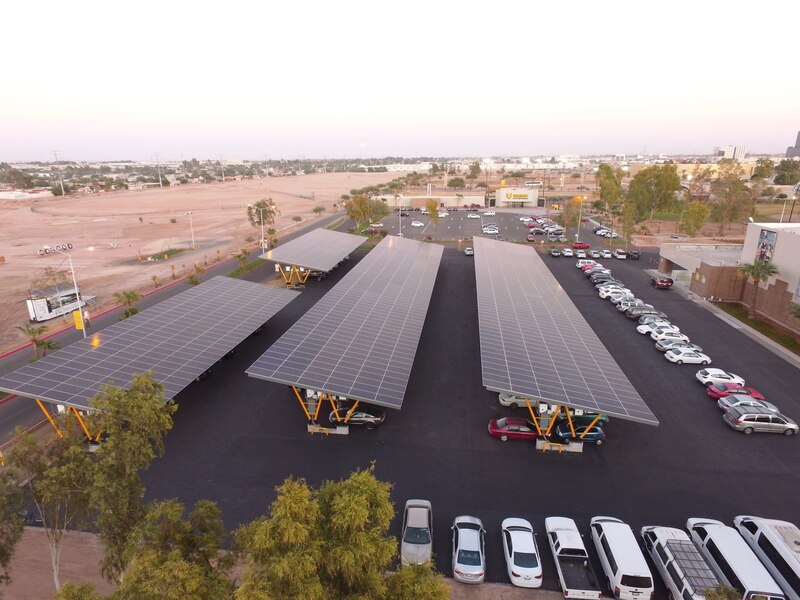 Paneles solares en un estacionamiento