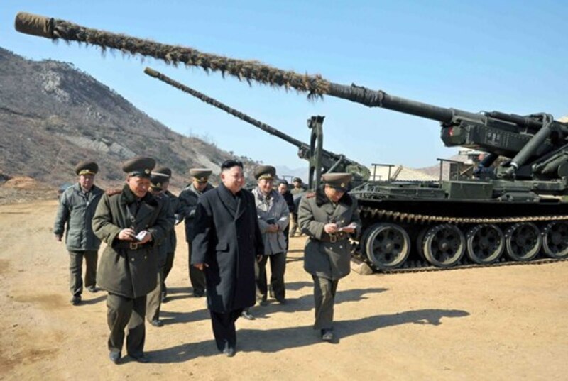 Kim Jong-un inspecciona un nuevo sistema de artillería
