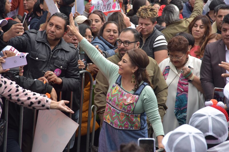 La política mexicana Beatriz Paredes saluda a sus seguidores durante un mitin de campaña.