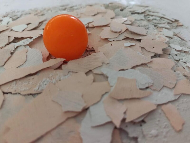 Bola naranja sobre un montón de escombros