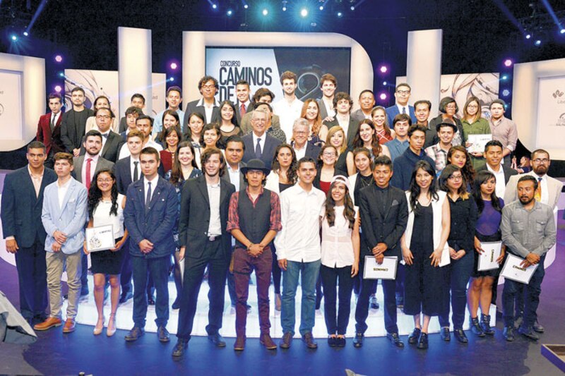 Jóvenes reciben premios por sus proyectos de emprendimiento