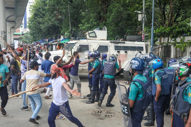 Enfrentamientos entre manifestantes y policías en Bangladesh