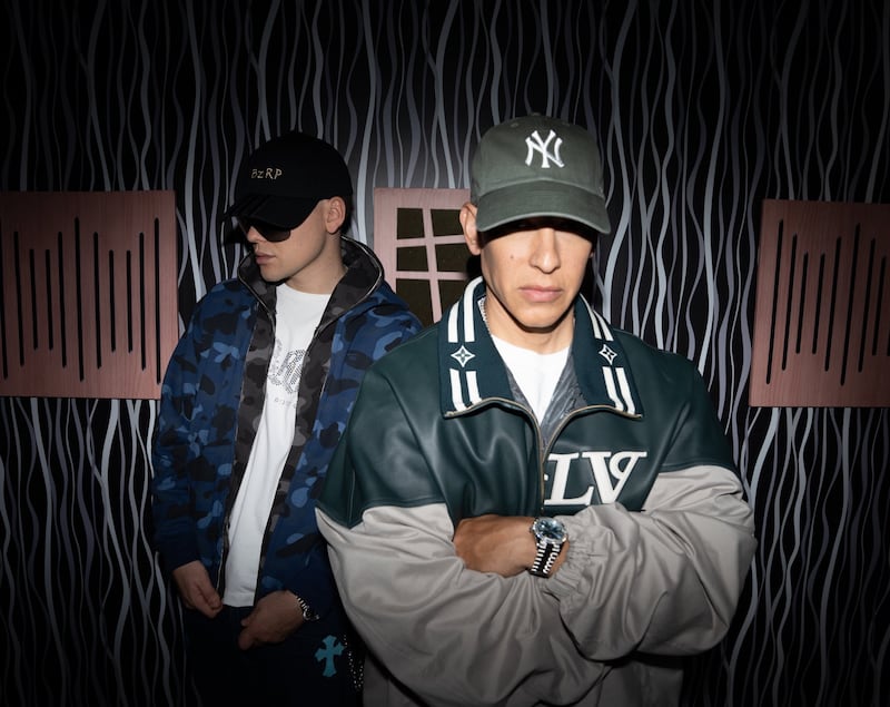 Portada del video de la canción BZRP Music Session #0/66, al frente el cantante Daddy Yankee y con una chamarra grande Louis Vuitton y una gorra de los Yankees de New York, de fondo Bizarrap