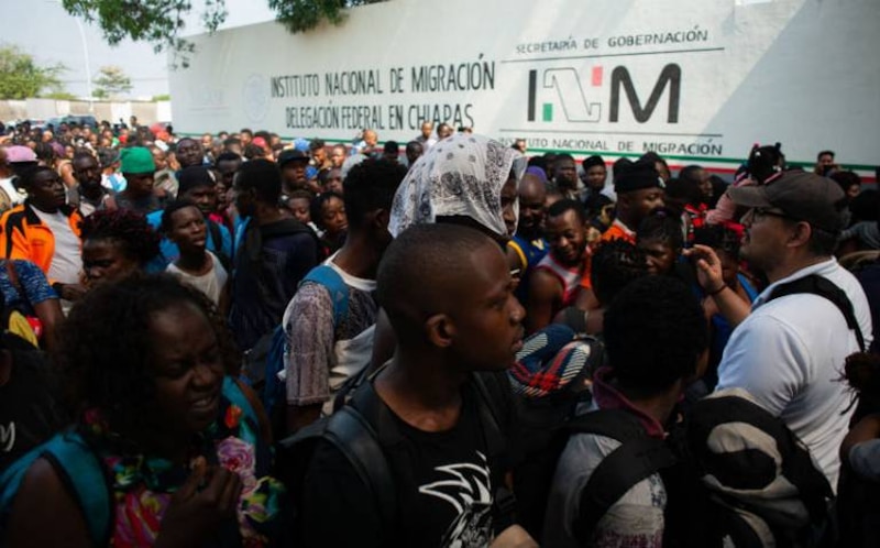 Migrantes esperan en la frontera sur de México para solicitar asilo