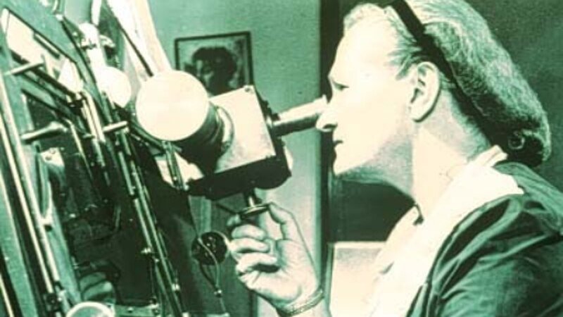 La científica Cecilia Payne-Gaposchkin observa las estrellas a través de un telescopio.