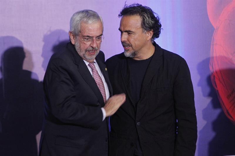 El presidente Juan Manuel Santos y el cineasta Ciro Guerra en la entrega del Premio Nacional de Cine