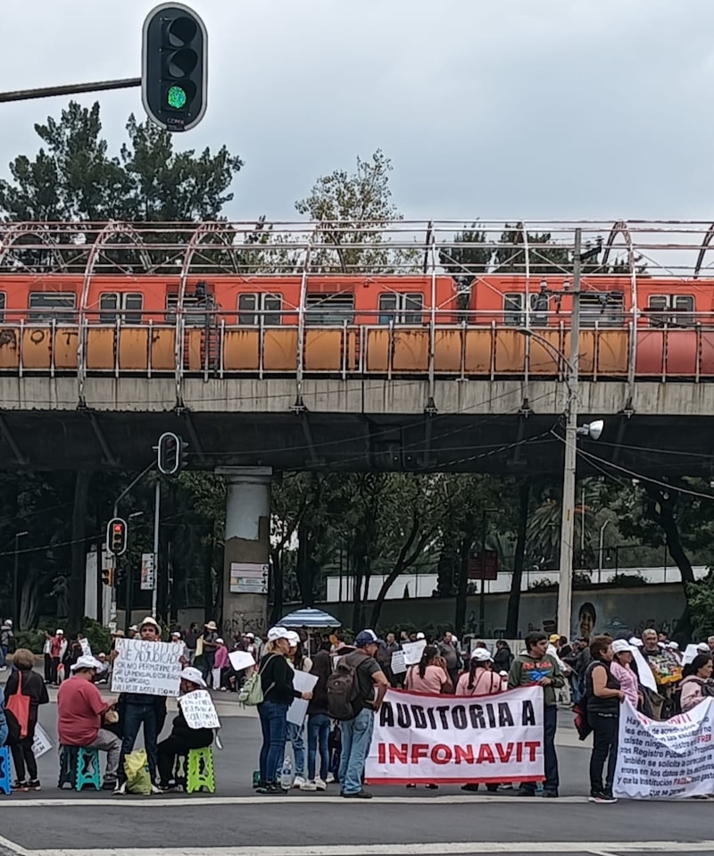 Derechohabientes protestan por altas cuotas que aún prevalecen en el Infonavit.