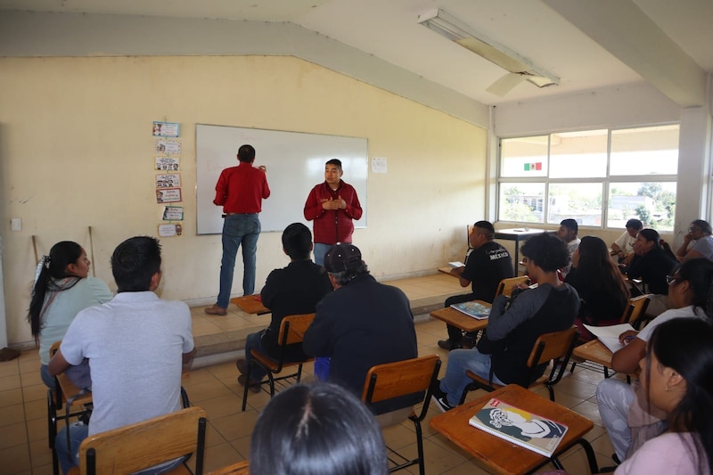 Maestro dando clase en un aula