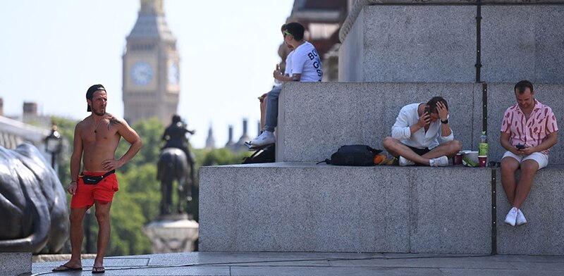 La gente se relaja en Trafalgar Square, Londres