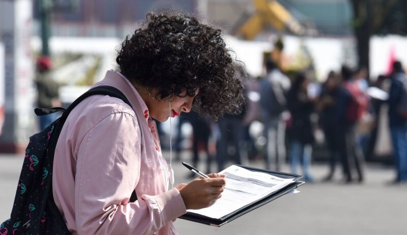 Jovencita rellenando un formulario