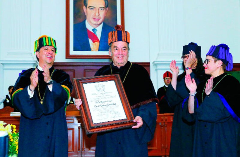 Entrega de título de Doctor Honoris Causa al escritor Mario Vargas Llosa
