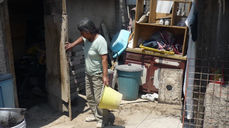 Mujer sosteniendo un balde amarillo