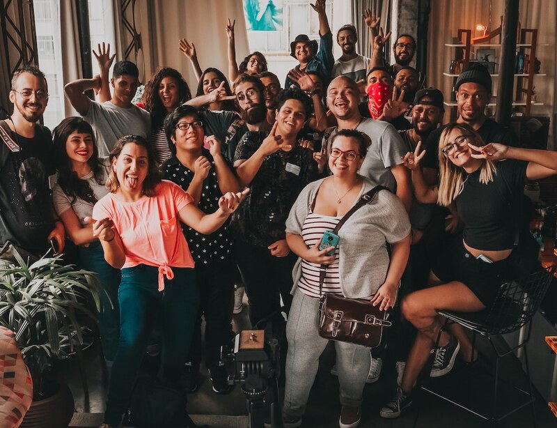 Un grupo de personas sonríe y hace gestos para una foto.