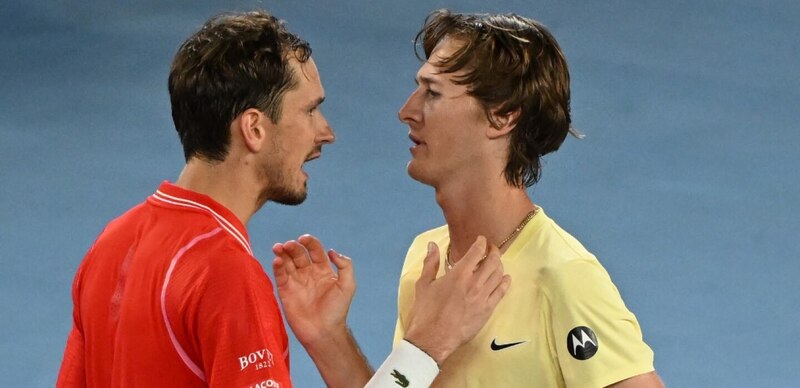 Medvedev y Tsitsipas se enfrentan en un intenso partido de tenis