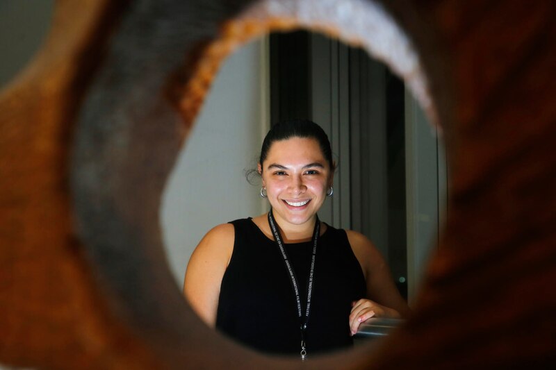 Retrato de una mujer joven sonriendo