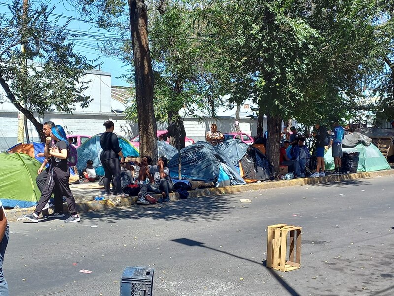 Un grupo de personas sin hogar vive en la calle en una ciudad.