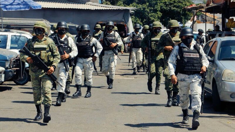 Militares mexicanos patrullan una calle en una ciudad mexicana.