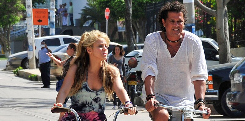 Shakira y Antonio de la Rúa en bicicleta