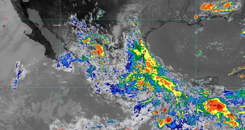 Imagen satelital de México con extensas nubes sobre varias regiones debido al temporal de lluvias